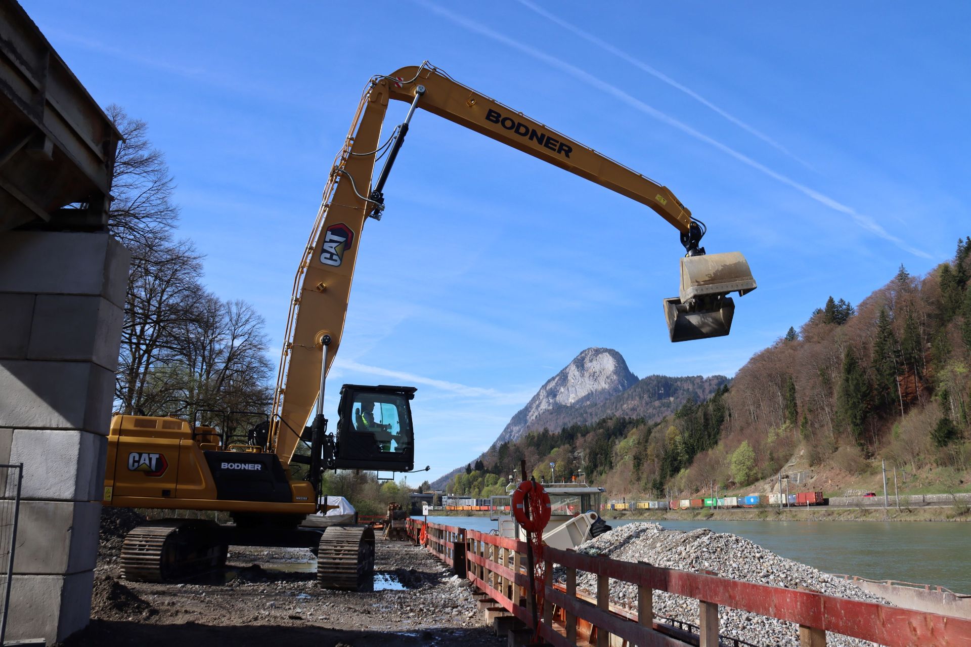 Zeppelin Cat Umschlag Hochwasserschutz Kufstein Bild 2.jpg